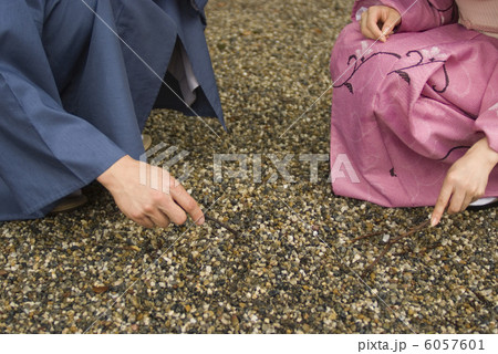境内でしゃがみ込む和服姿の男女の足元 境内でしゃがみ込む和服姿の男女の足元 6057601