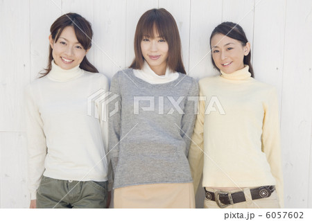 白い壁の前に立つ女性３人 6057602