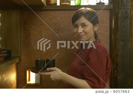 お茶を運ぶ女性店員 6057663