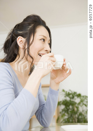 お茶をしながら談笑する30代主婦 6057729