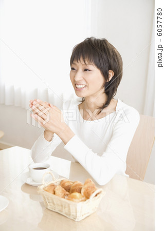 お茶をしながら談笑する20代主婦 6057780