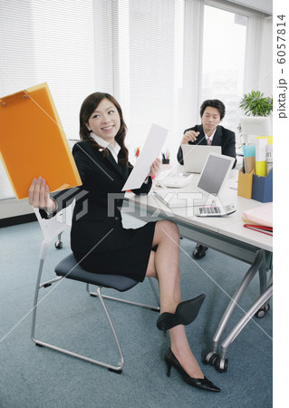 書類を渡す女性 6057814