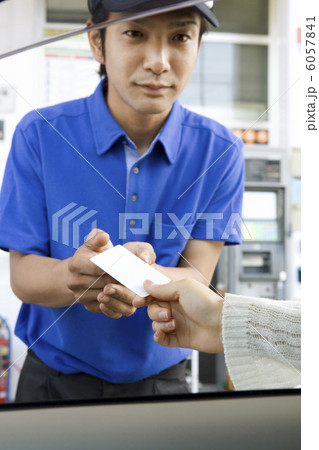 カードを受け取る男性店員 6057841
