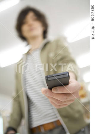 携帯電話で支払いをする男性 6057860