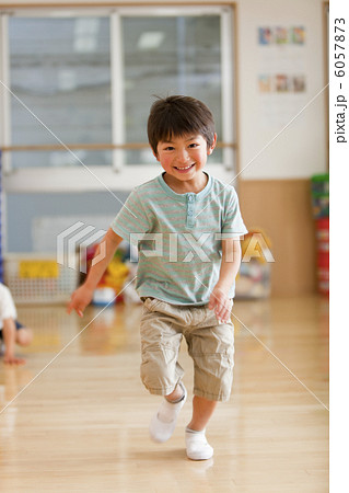 保育所で走る男の子 6057873