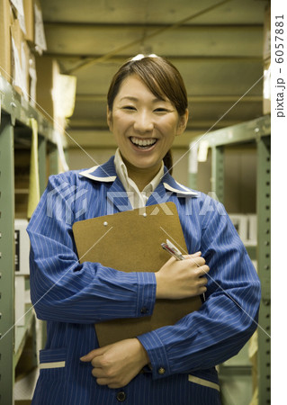 倉庫内で作業する若い女性 倉庫内で作業する若い女性 6057881