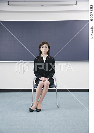 イスに座るスーツ姿の女性の写真素材