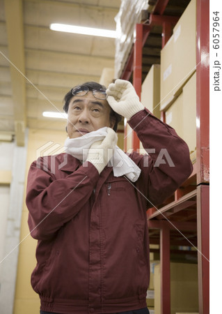 汗を拭う中年男性 6057964