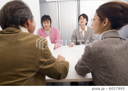 ミーティングをする男女４人 6057993