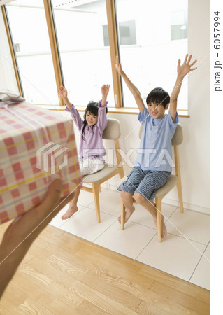 プレゼントに手をあげて喜ぶ子どもたち 6057994