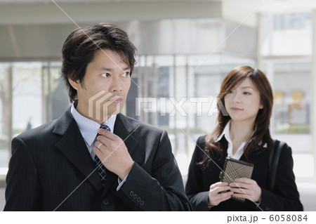スーツ姿の男女 6058084