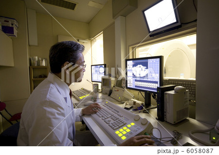 CTの検査をする検査技師 6058087