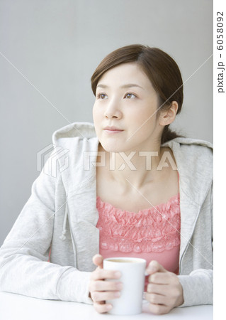 コーヒーカップを持つ女性 6058092