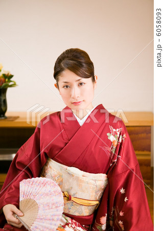 扇子を持つ着物姿の女性 6058093