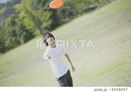 フリスビーをする少年 フリスビーをする少年 6058097