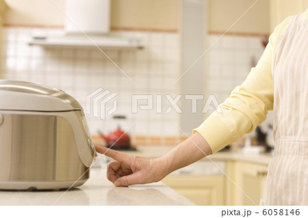 炊飯器のスイッチを入れる手 炊飯器のスイッチを入れる手 6058146