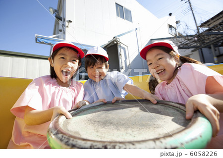 遊具で遊ぶ幼稚園児３人 6058226