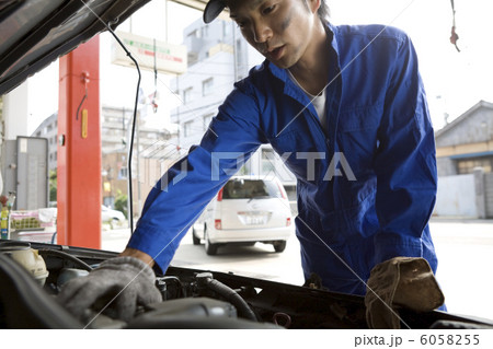 ボンネットを開けて車の整備する男性店員 ボンネットを開けて車の整備する男性店員 6058255