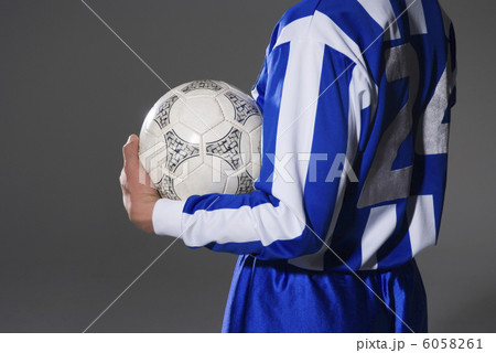 ボールを持つサッカー選手 6058261