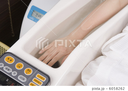 ゲルマニウム温浴をする女性の手 6058262