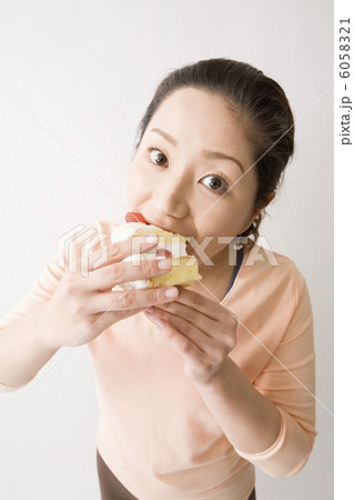 ケーキを頬張る中年女性 ケーキを頬張る中年女性 6058321
