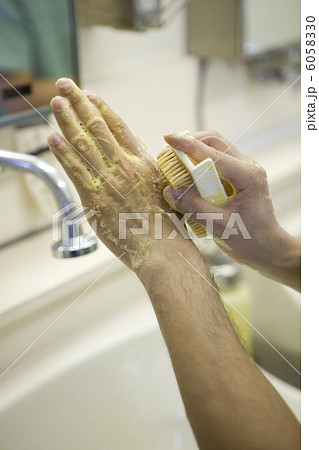 手術前の手洗いの写真素材
