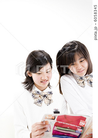 雑誌を読む女子中学生たち 雑誌を読む女子中学生たち 6058345