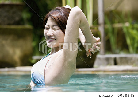 プールで遊ぶ女性 6058348
