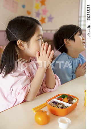食事の挨拶をする女の子と男の子 6058358