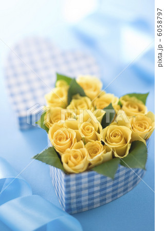 ハート形の箱に入った黄色いバラ 6058797