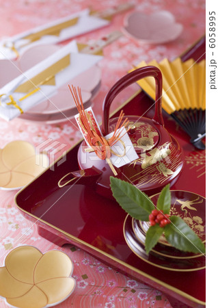 お屠蘇と祝い箸と皿 お屠蘇と祝い箸と皿 6058995