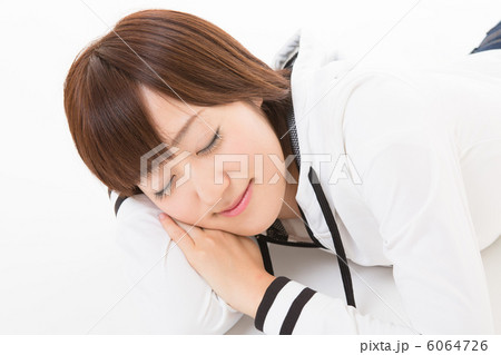 眠る女性 6064726