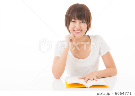 本を読む女性 6064771