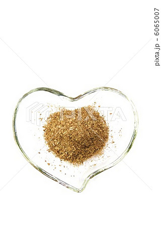 健康食品・ハート型ガラス皿にグァバ茶・俯瞰縦位置 健康食品・ハート型ガラス皿にグァバ茶・俯瞰縦位置 6065007