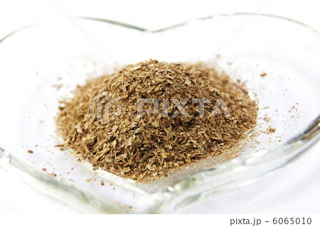 健康食品・ハート型ガラス皿にグァバ茶・斜め俯瞰アップ横位置 6065010