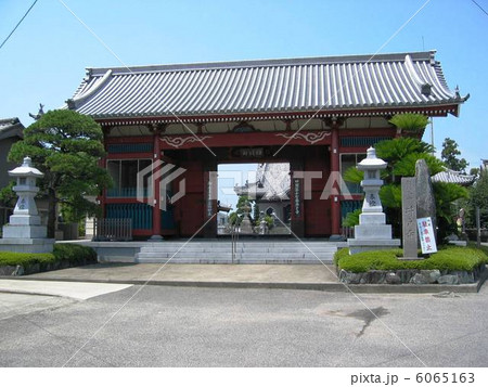 四国８８カ所霊場の第１７番井戸寺の仁王門 6065163