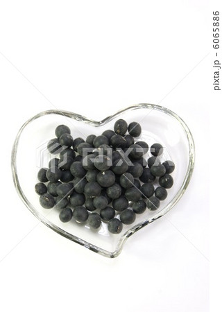 健康食品・ハート型透明皿に黒豆・俯瞰アップ縦位置 6065886
