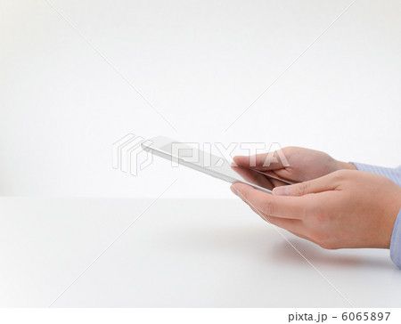 タブレットを持つ男性の手 6065897