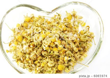 健康食品・ハート型透明皿にカモミール茶・俯瞰アップ横位置 健康食品・ハート型透明皿にカモミール茶・俯瞰アップ横位置 6065974