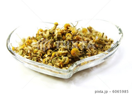 健康食品・ハート型透明皿にカモミール花茶・斜め俯瞰ややアップ横位置 6065985