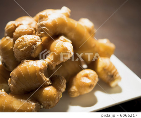 皿に盛られたショウガ 6066217