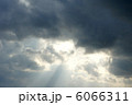 雲の切れ目からエンジェルロード 6066311