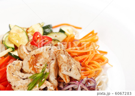 meat with vegetables and noodles 6067283