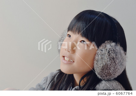 見上げる女の子 見上げる女の子 6067764