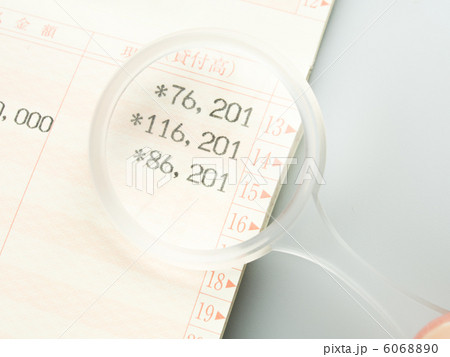 銀行の預金通帳を虫眼鏡で拡大 銀行の預金通帳を虫眼鏡で拡大 6068890