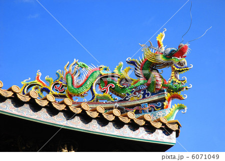 横浜中華街 関帝廟の屋根に躍る龍 横浜中華街 関帝廟の屋根に躍る龍 6071049
