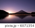 精進湖からの日の出2012 6071354