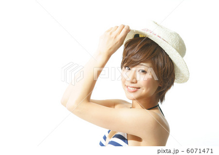 水着の若い女性 6071471
