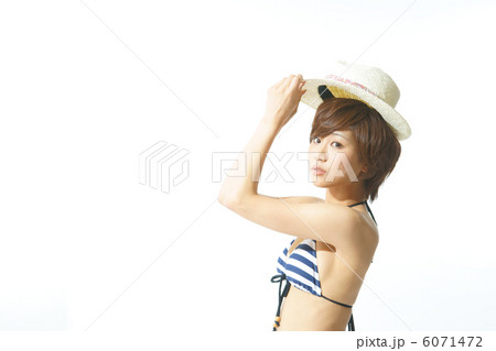 水着の若い女性 6071472