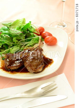 ラム肉の骨付きロースステーキ 6071718